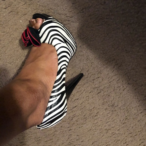 Sz 8 Black White Zebra Stripped Heels - Picture 6 of 6